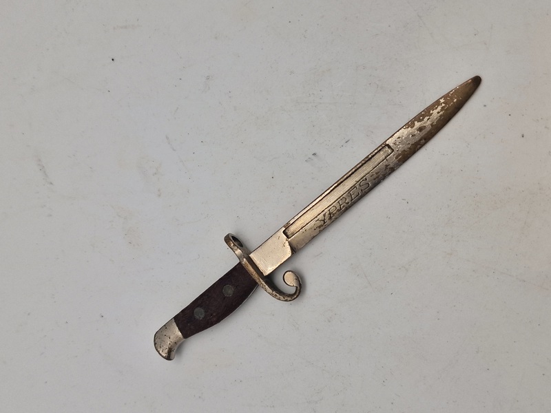 Original ww1 papirkniv med teksten “Ypres”  