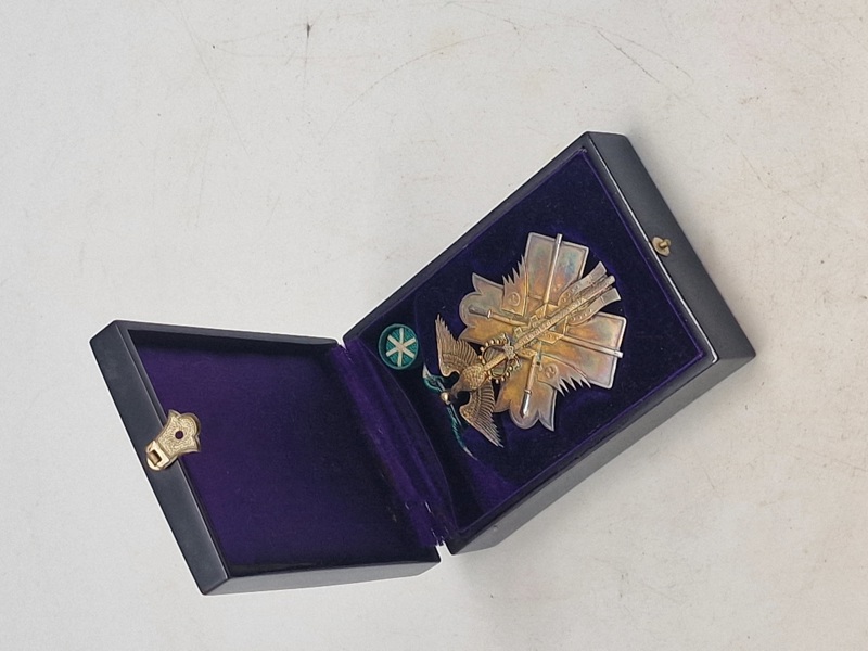 Original WW2 Japanese soldier Order Of Golden Kite 6th Class Medal with Box