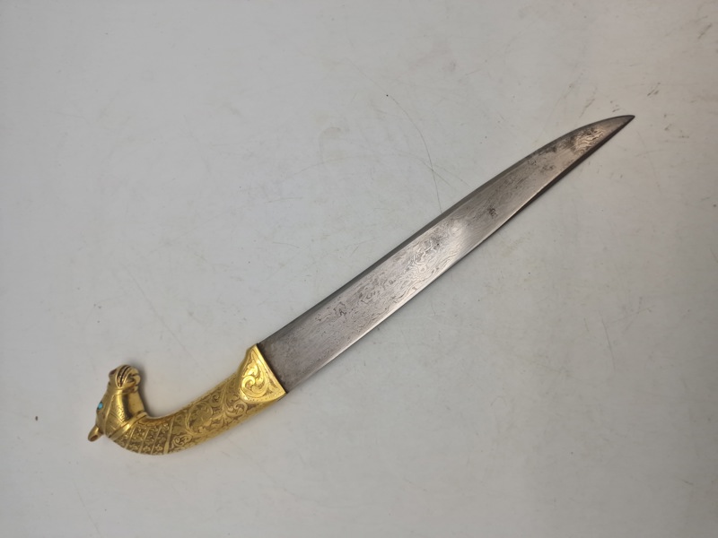 Veludført Indo Persian Mughal horse face dagger, with gold foiel plating and Damascus blade 