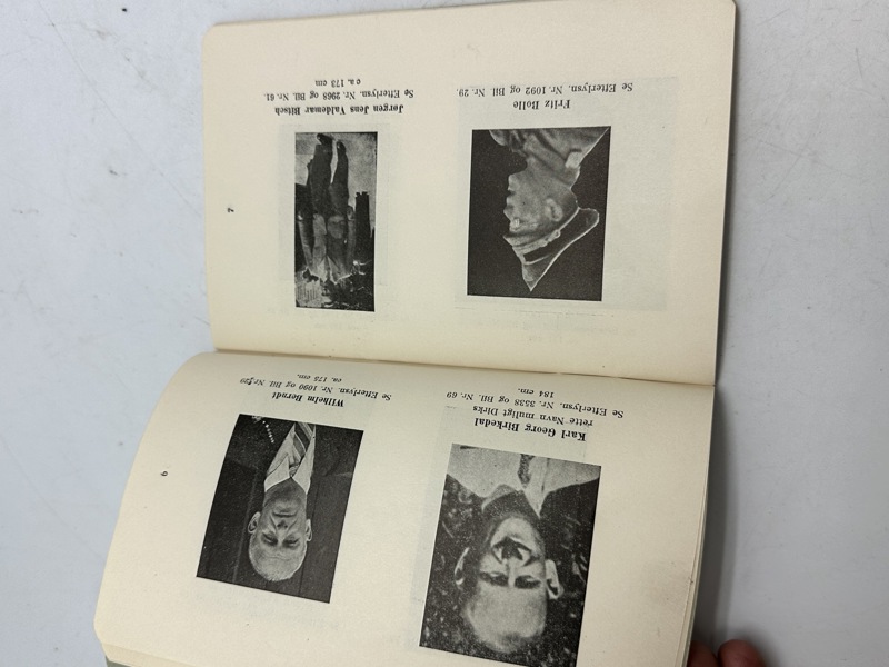 "Udvalg af Billed-Bilag til Danske Politi Efterretninger" af 16.10.1945. 65 sider hæfte med billeder af personer som siden 5.5.1945 har været efterlyst for landsskadelig virksomhed. Mint 