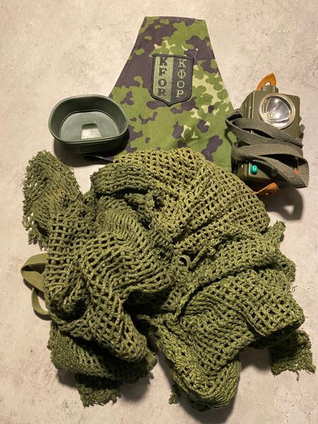 Lot diverse dansk militaria - hjelmnet, feltlygte mm.