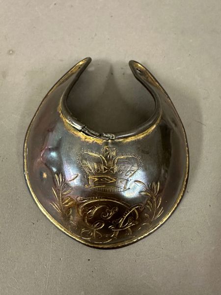 Ekstremt sjælden Original British Napoleonic Wars P-1796 Officer’s Flame Gilt Copper Gorget ca. 1810