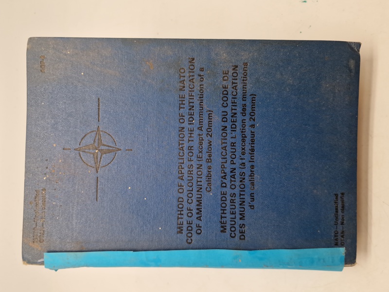 Bog med Nato ammunitions farver 