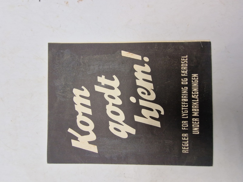 Original pjece ww2 - Kom godt hjem!
REGLER FOR LYGTEFØRING OG FÆRDSEL UNDER MØRKLÆGNINGEN