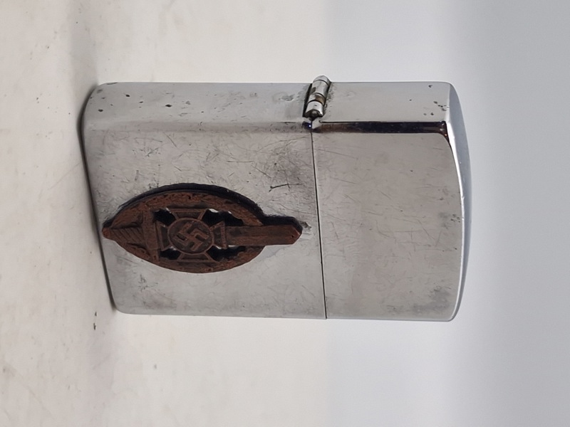 Zippo lighter med påsat originalt ww2 mærke