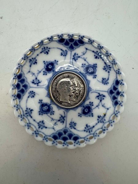 Royal Copenhagen Musselmalet Helblonde Lysmanchet med monteret med 2-Kronemønt med Christian IX og Dronning Louise, 1892