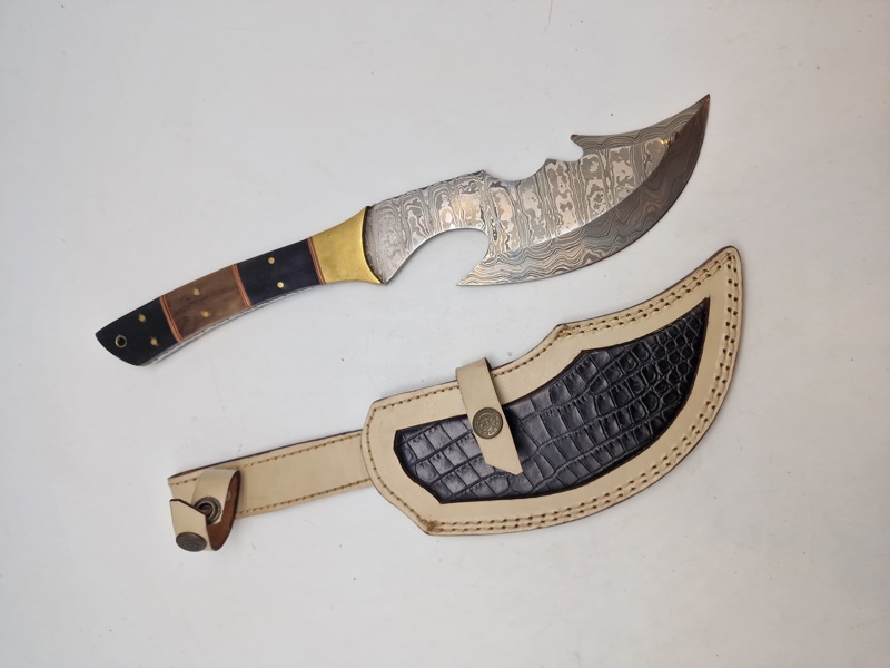 Stor veludført kniv med Damaskus blad