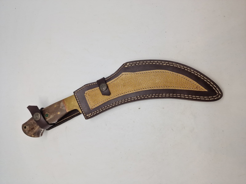 Stor veludført kniv med Damaskus blad