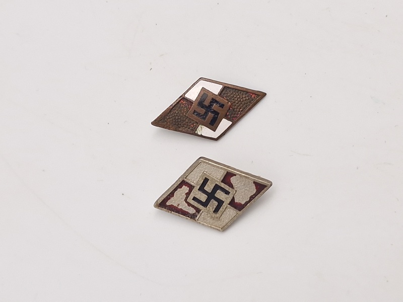 2 stk HJ pins, den ene er original, den anden enten tidlig eller efterkrigs