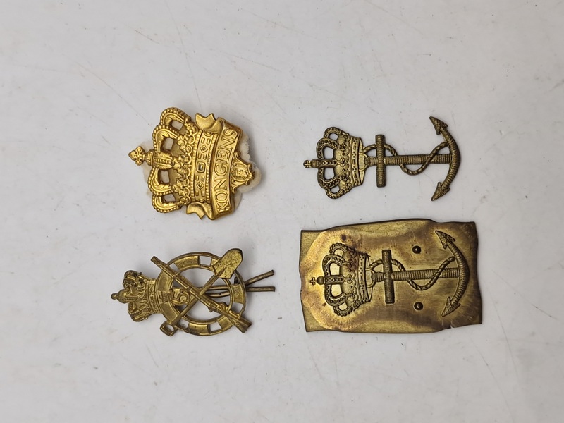 Samling regimentsmærker mm