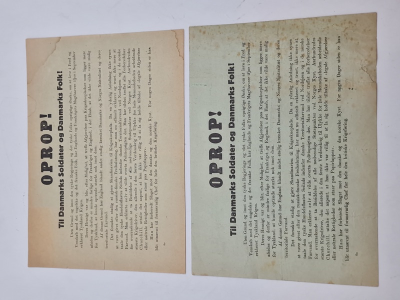 To stk originale Oprop! nedkastet over Danmark 9 april 1940. Bemærk det er de to forskellige udgaver