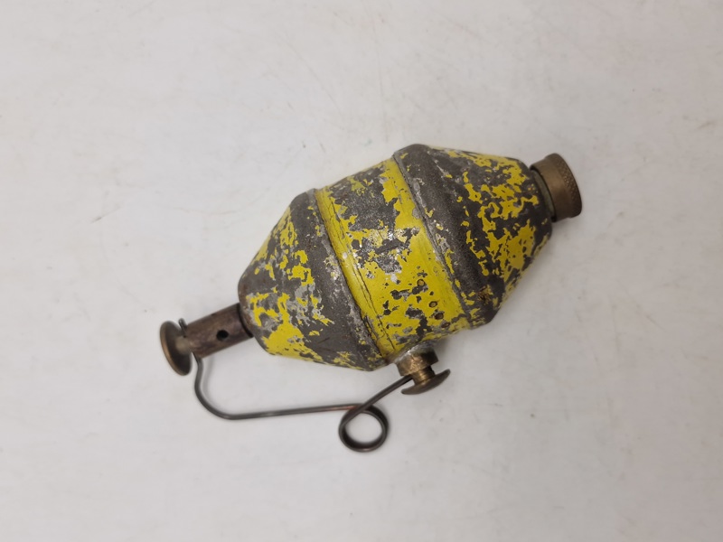 Sjælden original dansk Haandbombe model 1923, til øvelseskast og undervisningsbrug. Typen ses sjældent til salg
