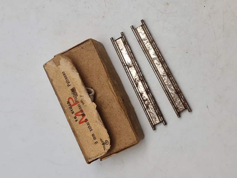 Originale 9 mm Scharfe (Mauser pistolen) også mp34. Sjælden æske med ladeskinner. Godt stemplet.