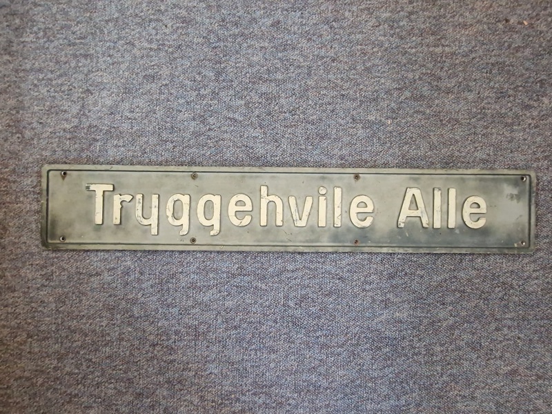 Originalt vejskilt med udstansede bogstaver - Tryggehvile Allé