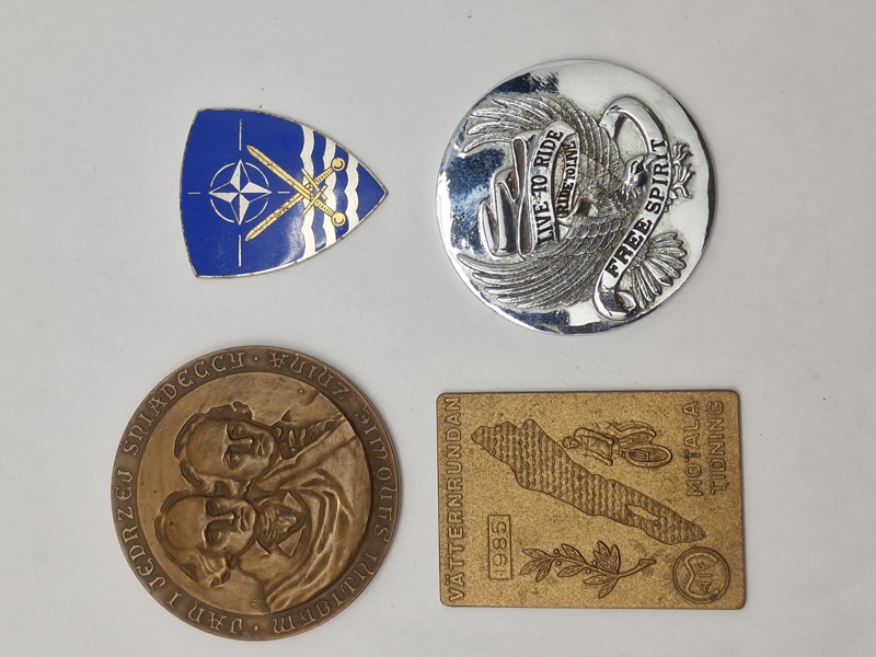 Lot diverse badges og medaljer
