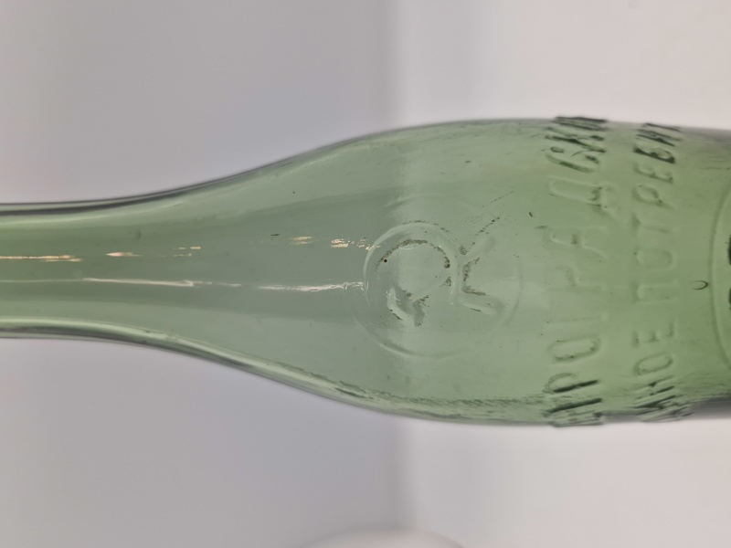 Original russisk flaske med hammer og segl
