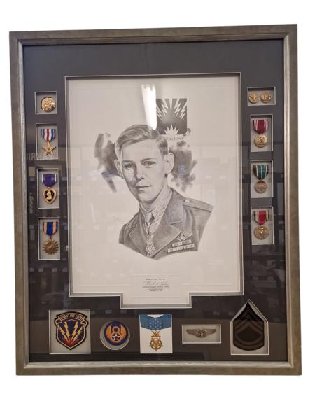 Stor Tavle fraUS Medal of honour vinner med tegning og signatur 71x86 ( Skal hentes i Vordingborg eller leveres personligt )