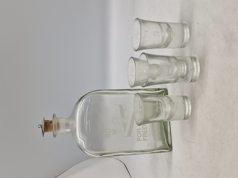 Dramflaske og glas - Frihedskampens veteraner