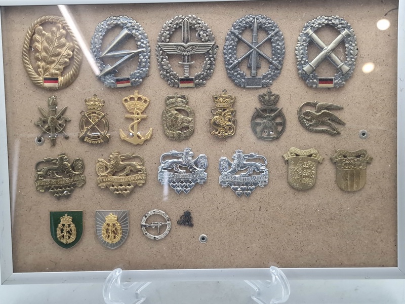 Samling tyske regimentsmærker i ramme