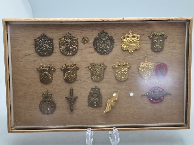Samling danske regimentsmærker i ramme