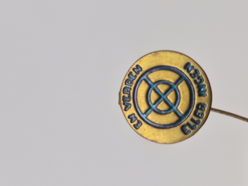 Original pin - En Verden, eller ingen