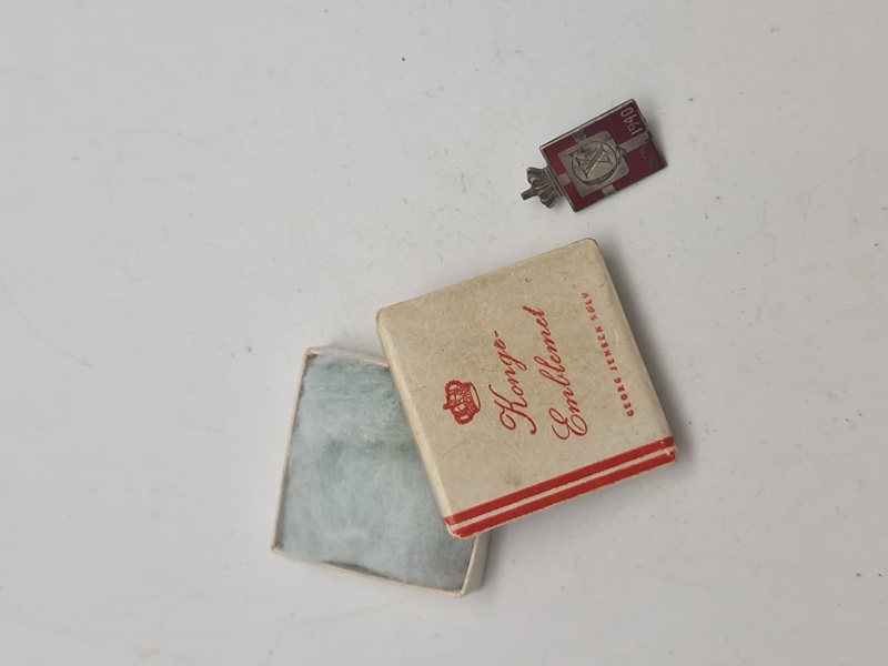 Originalt Georg Jensen kongemærke med æske (Herre)