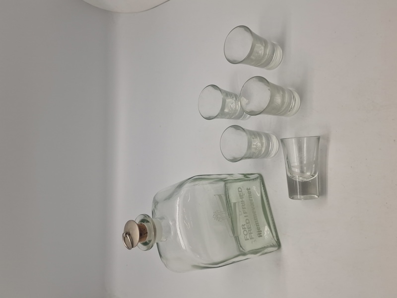 Original snapseflaske med glas - HJV