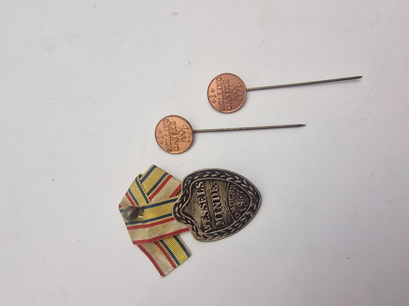 Diverse pins