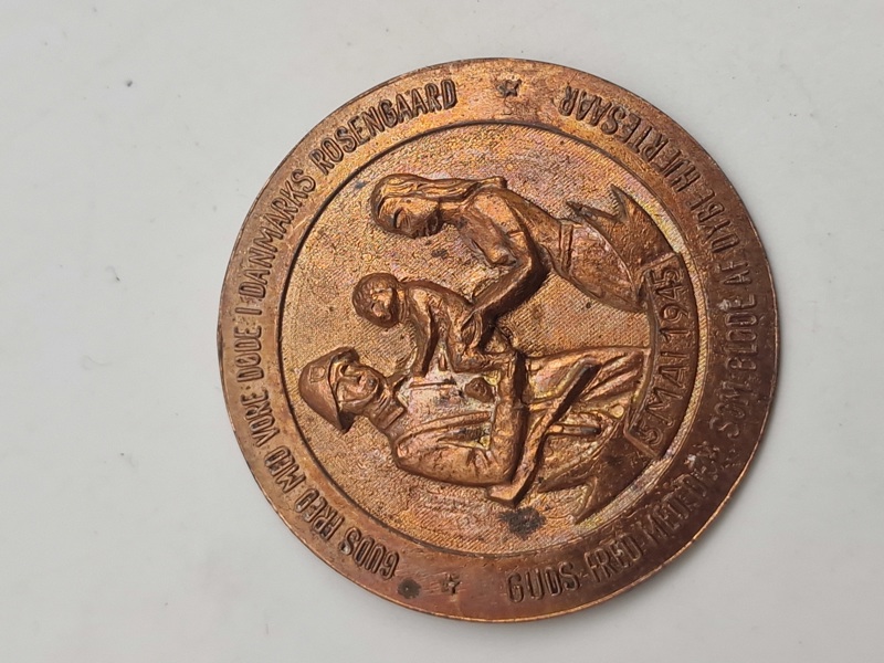 Original pin fra maj dagene 1945