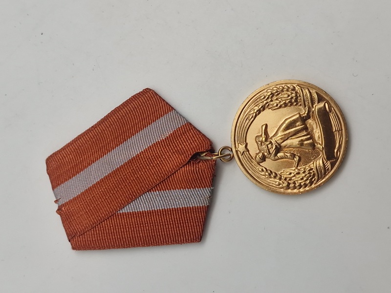 Original sovjetiske militærmedalje "Medaljen for Kampfortjeneste" (russisk: Медаль «За боевые заслуги»)