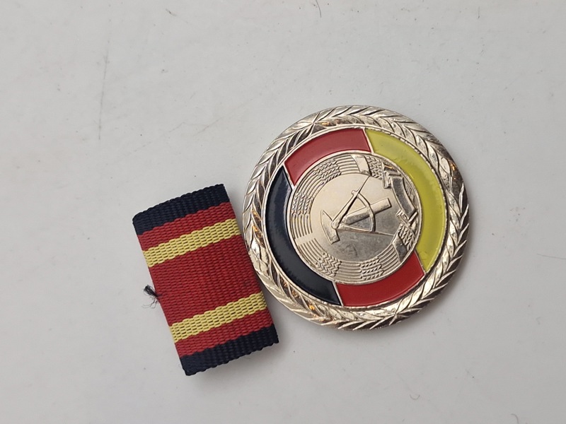 Original "Medal of Merit of the GDR" (Verdienstmedaille der DDR på tysk), som blev indstiftet i 1959. 
