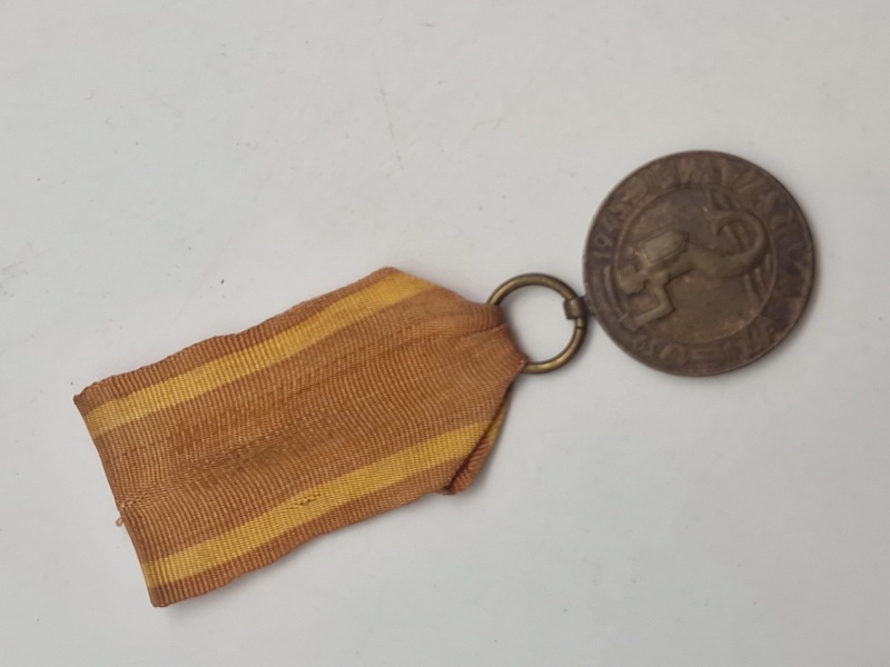 Original Medalje for Warszawa 1939-1945" (polsk: Medal za Warszawę 1939–1945) -  Den blev tildelt for at mindes aktiv deltagelse i forsvaret af Warszawa i 1939 mm.