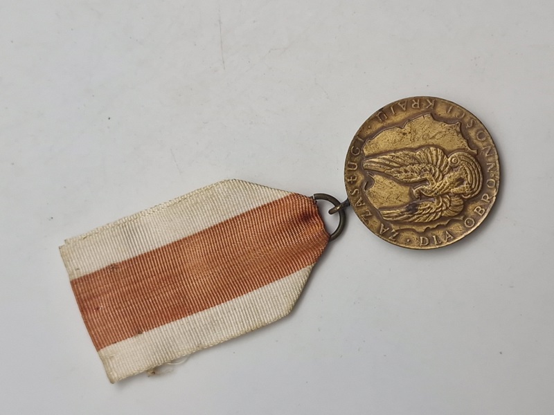 Original Medalje for Fortjeneste for Nationalt Forsvar (Medal Za Zasługi dla Obronności Kraju) - Medaljen blev oprettet den 21. april 1966 og revideret i 1991