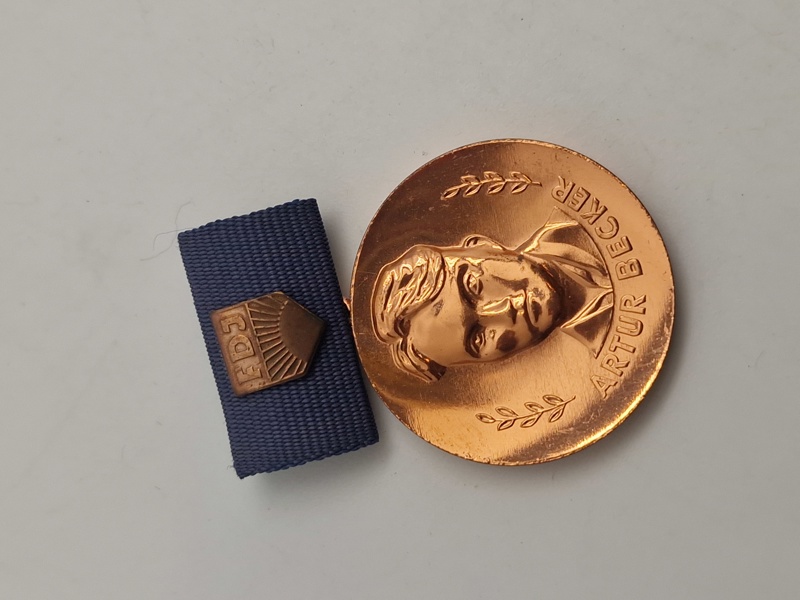 Original Artur Becker-medalje, en hædersbevisning fra Freie Deutsche Jugend (FDJ) i DDR (Østtyskland).