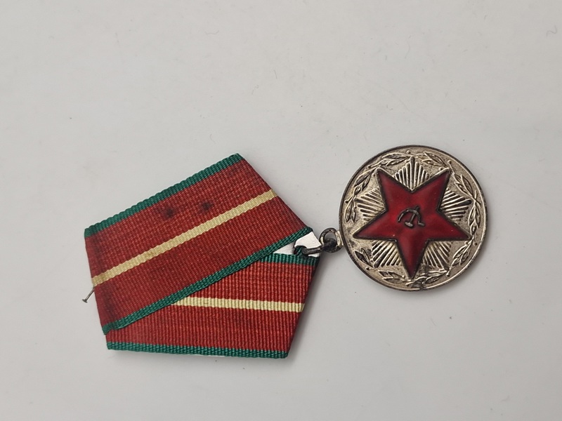 Original Medalje "For upåklagelig tjeneste" Denne medalje blev indstiftet den 25. januar 1958 af forsvarsministrene, indenrigsministrene og formanden for statens sikkerhedskomité i USSR