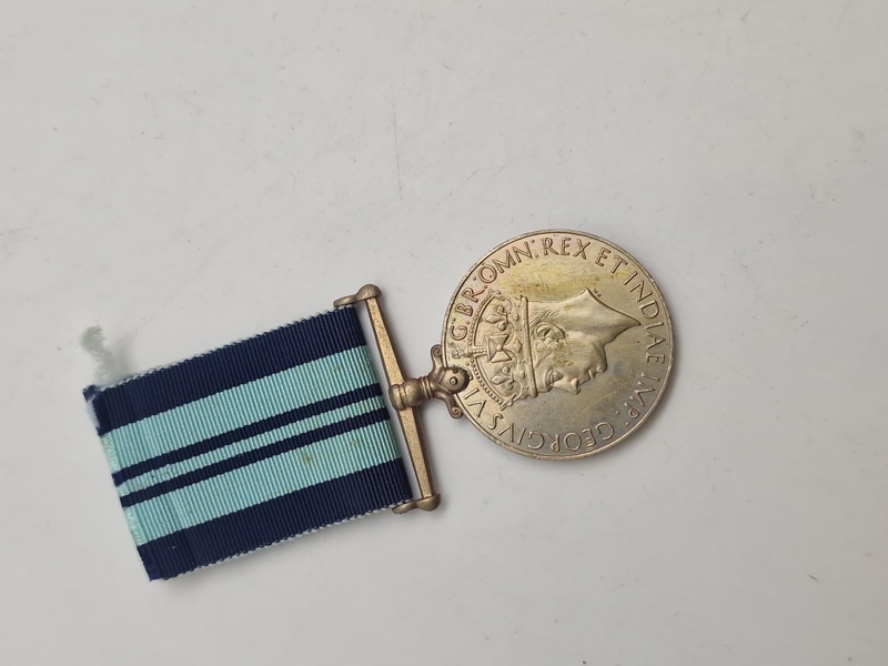 Original India Service Medal 1939-1945 - Medaljen blev indstiftet i 1945 og erstattede Defence Medal for indiske styrker. Den blev tildelt for tjeneste mellem 3. september 1939 og 2. september 1945.