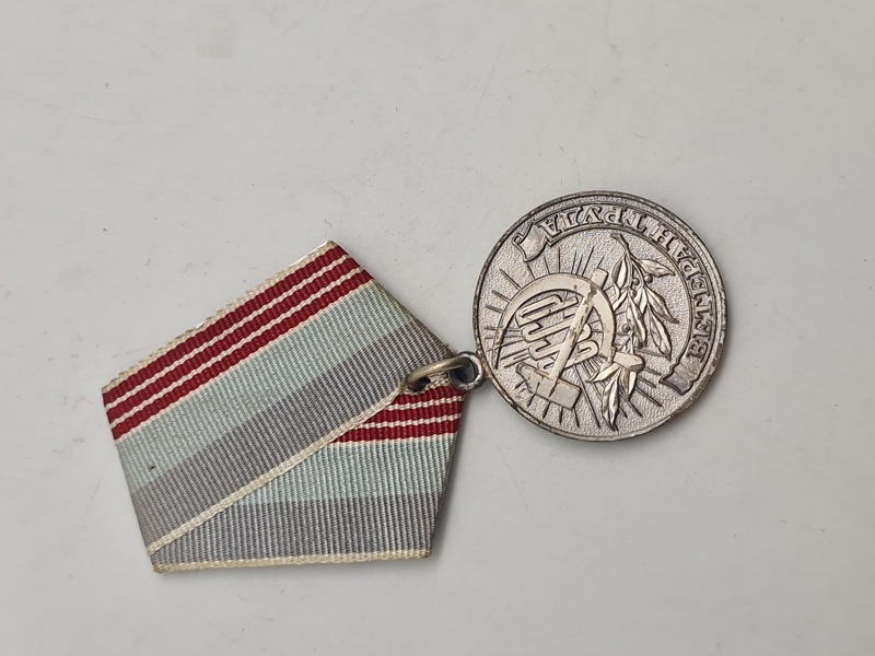 medalje er "Medaljen „Veteran af Arbejdet“" fra Sovjetunionen.