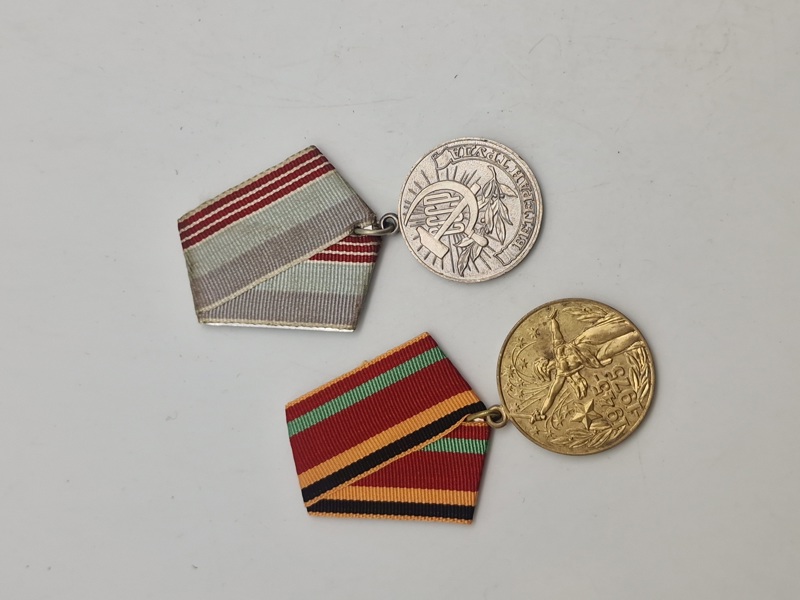 Originale russiske medaljer ( Jubilæumsmedaljen for "30-års dagen for sejren i den Store Fædrelandskrig 1941-1945") & Veteran af Arbejdet“.