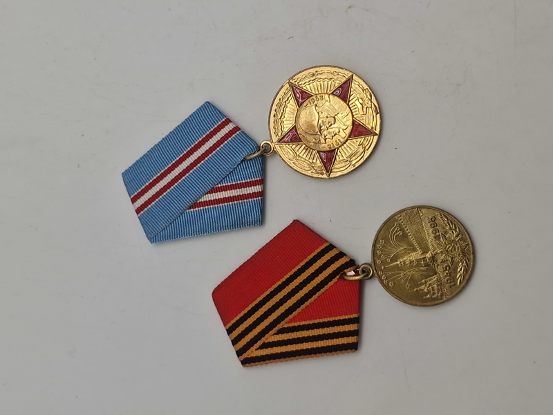 Originale russiske medaljer (Jubilæumsmedaljen for 50-året for sejren i Den Store Fædrelandskrig 1941-1945 & Jubilæumsmedaljen "50 år for Sovjetunionens Væbnede Styrker"