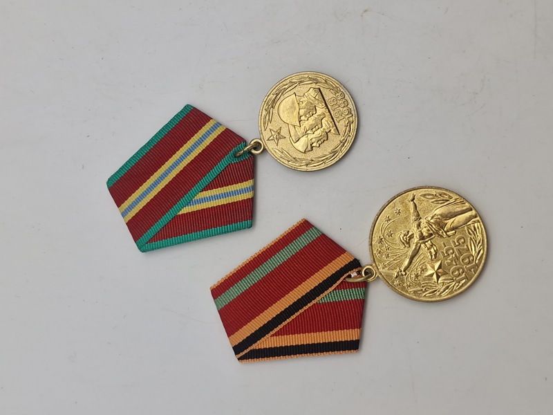 Originale russiske medaljer (Jubilæumsmedaljen "30-års dagen for sejren i den Store Fædrelandskrig 1941-1945" & Jubilæumsmedaljen "70 år for Sovjetunionens væbnede styrker”)