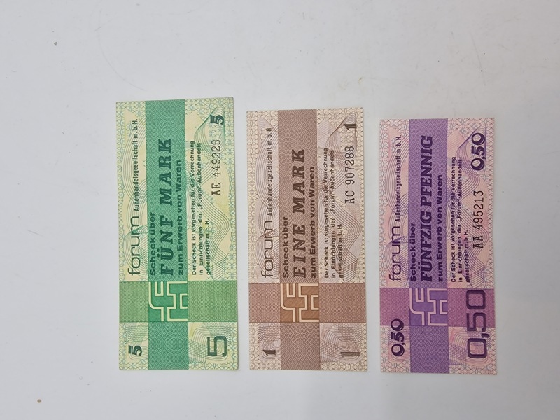 Originale Forumschecks fra DDR (Østtyskland) Disse checks blev udstedt af Forum Außenhandelsgesellschaft m.b.H. og var beregnet til erhvervelse af varer i specifikke butikker, primært Intershops.
