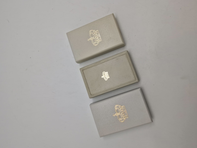 Originale danske tildelingsæsker med bånd og pins