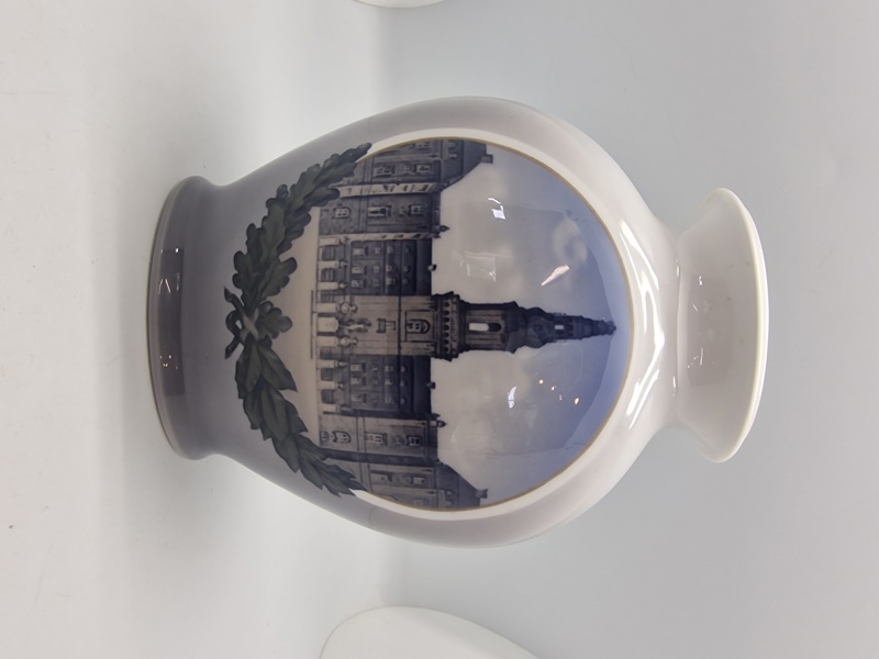 Royal Copenhagen Vase - Christiansborg slot (Gave fra Folketinget)