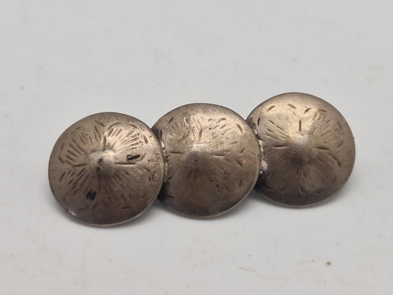 Broche lavet ud af bondeknapper - 1800 tallet