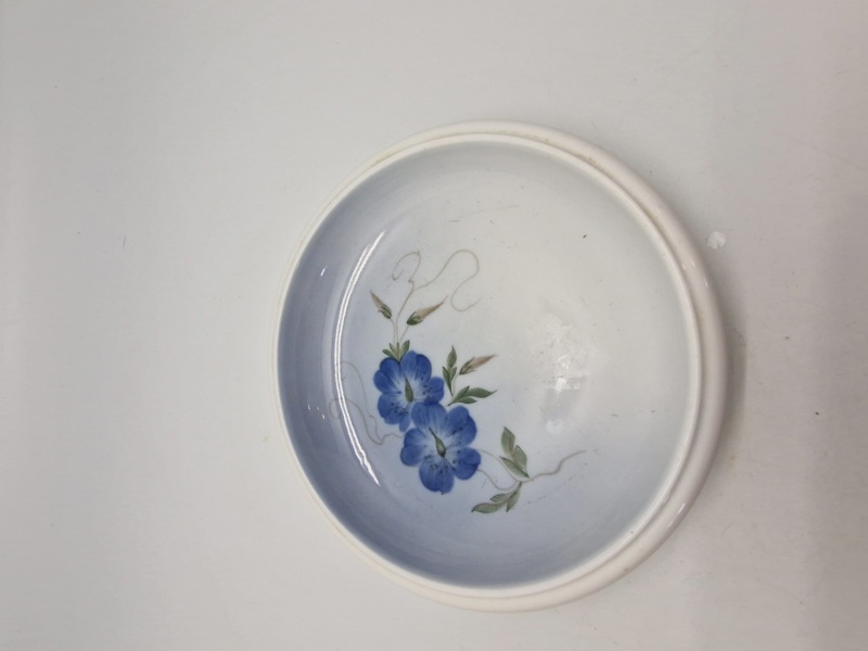 Royal Copenhagen Flora Sukkerskål med Snerle-motiv. Flora-kollektionen har været produceret siden 2012 og er kendt for sit detaljerede håndværk.