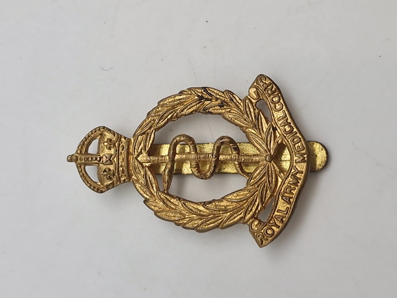 Originalt ww2 kepsmærke fra Royal Army Medical Corps (RAMC), en del af den britiske hær, der leverer medicinske tjenester
