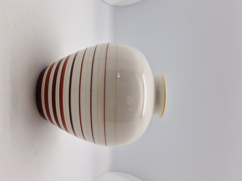 Ekstremt sjælden Allach porcelæns vase WW2 Model 502, designed by Franz Nagy. Height approximately 11 centimeters.