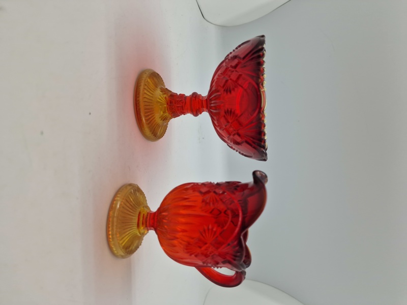 Glas opsats og kande fra Fyens Glasværk, opsatsen og kanden er i presset glas. Skålen, på opsatsen, er rød og stilken er gul, farverne fader ud fra rød til gul