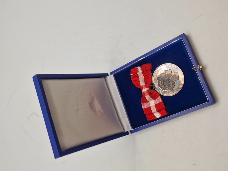 Original Dronningens fortjenestmedalje - sølv, Navngiven: Ulla Margrethe krøyer