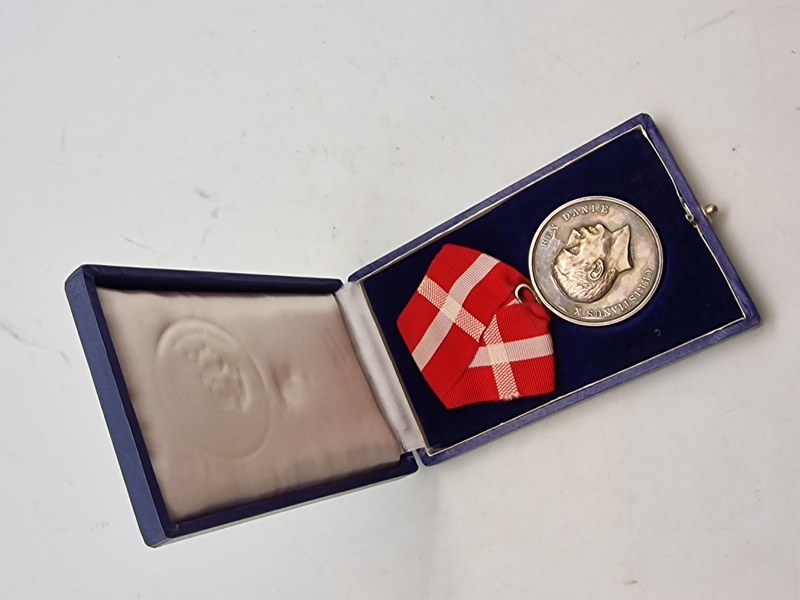 Original Kong Christian X fortjenestmedalje - sølv Navngiven: Anders Eilersen